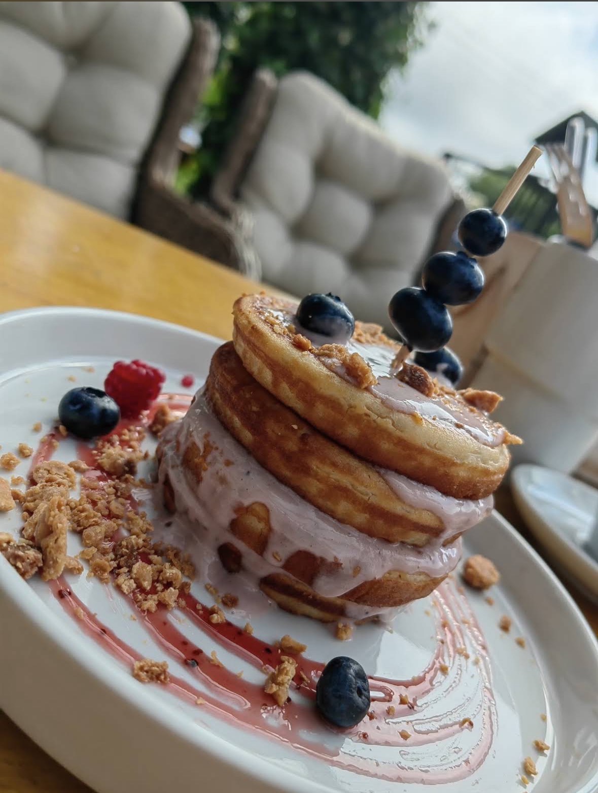 Pancakes z jogurtem, jagodami i malinami