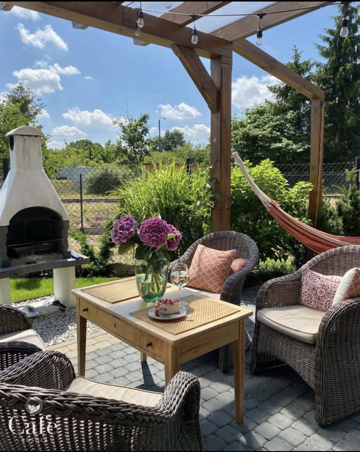 Ogród i taras Busola Bistro & Bar w Stegnie